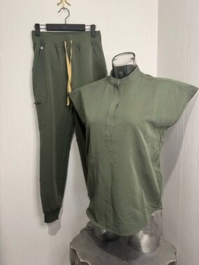 NEARLY NEW FIGS SCRUB SET. XXS. Zamora Jogger. Rafaela Top. Dark Green.